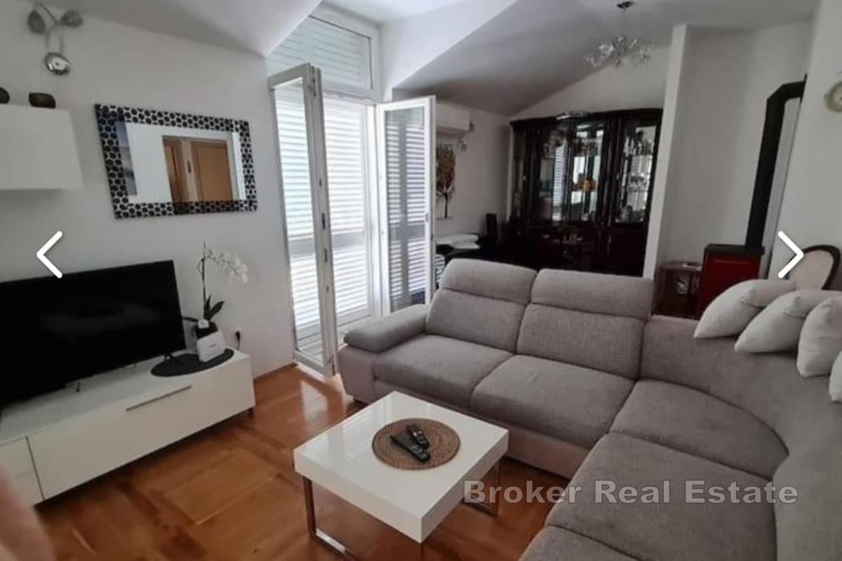 Современно оформленная трехкомнатная квартира с видом на море