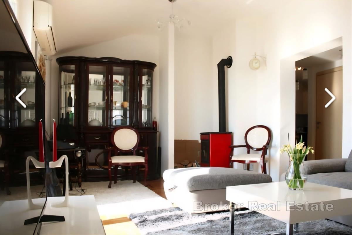 Appartamento trilocale arredato in stile moderno con vista mare