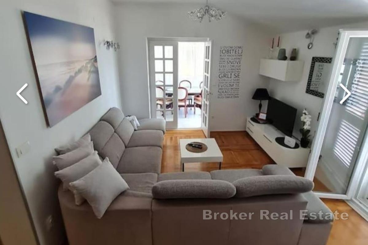 Современно оформленная трехкомнатная квартира с видом на море