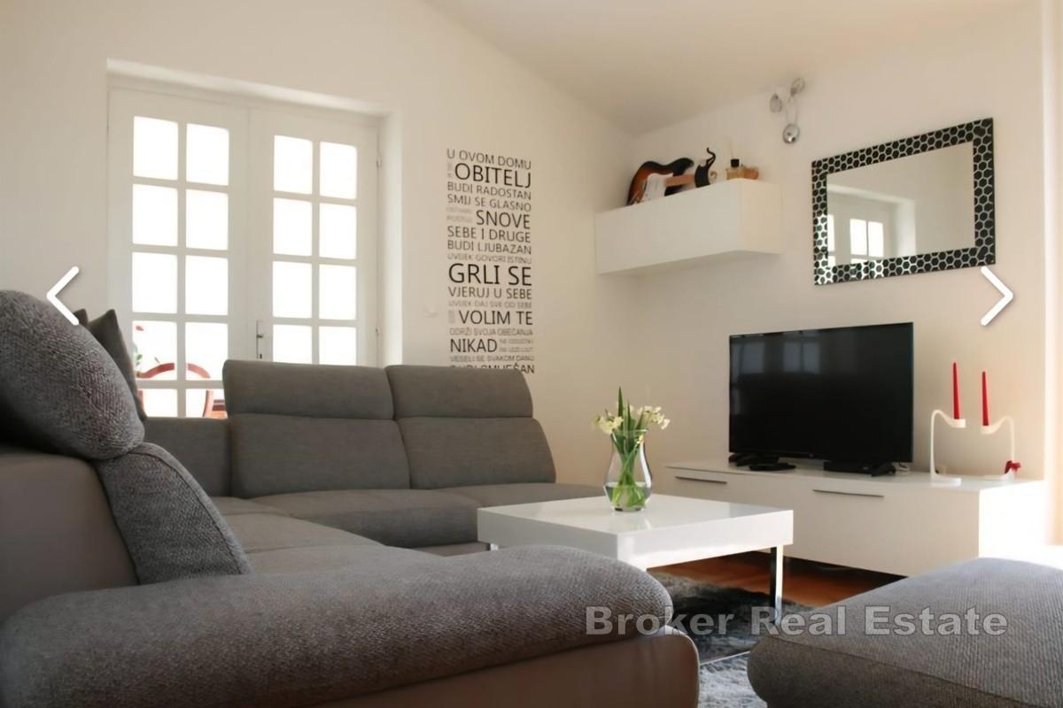 Appartamento trilocale arredato in stile moderno con vista mare