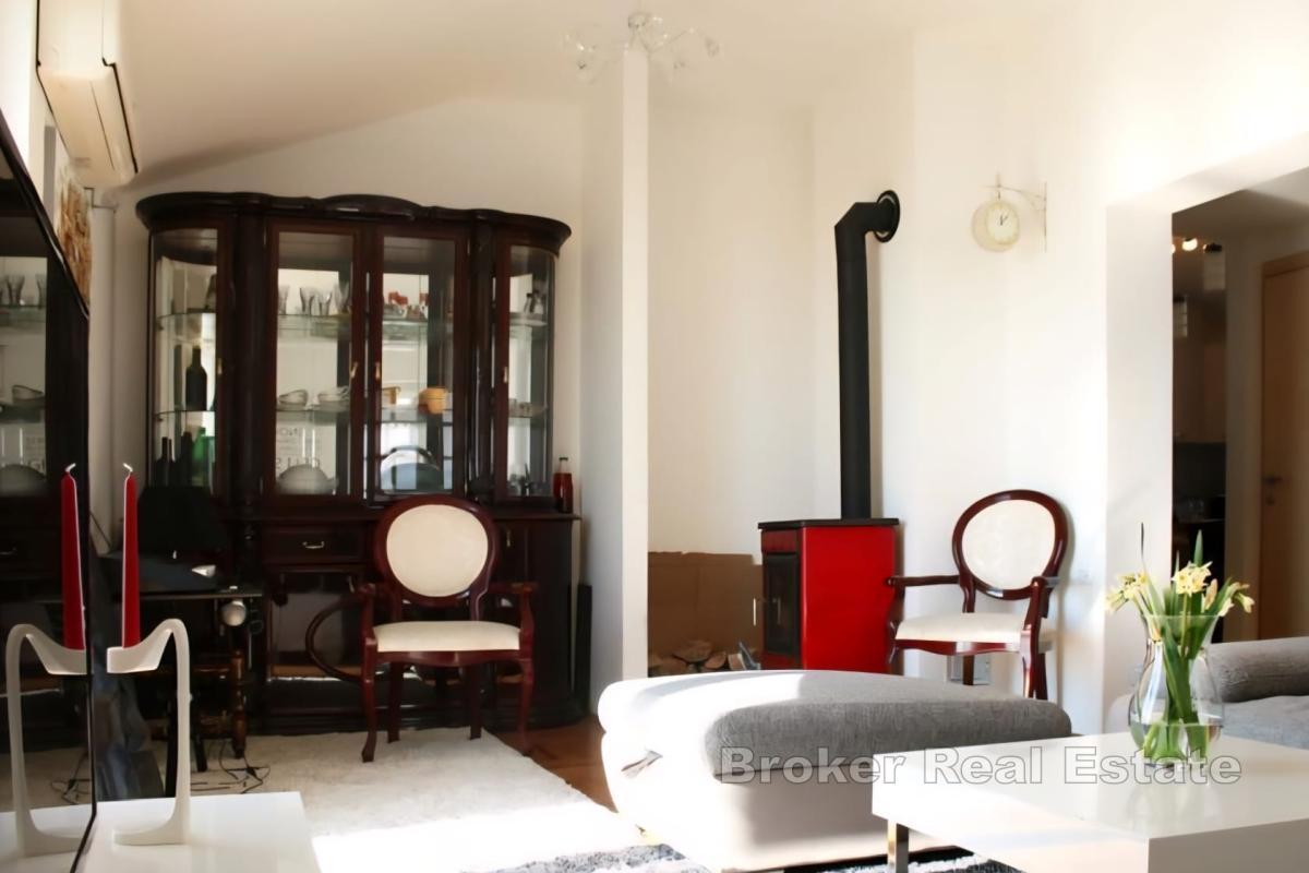 Современно оформленная трехкомнатная квартира с видом на море