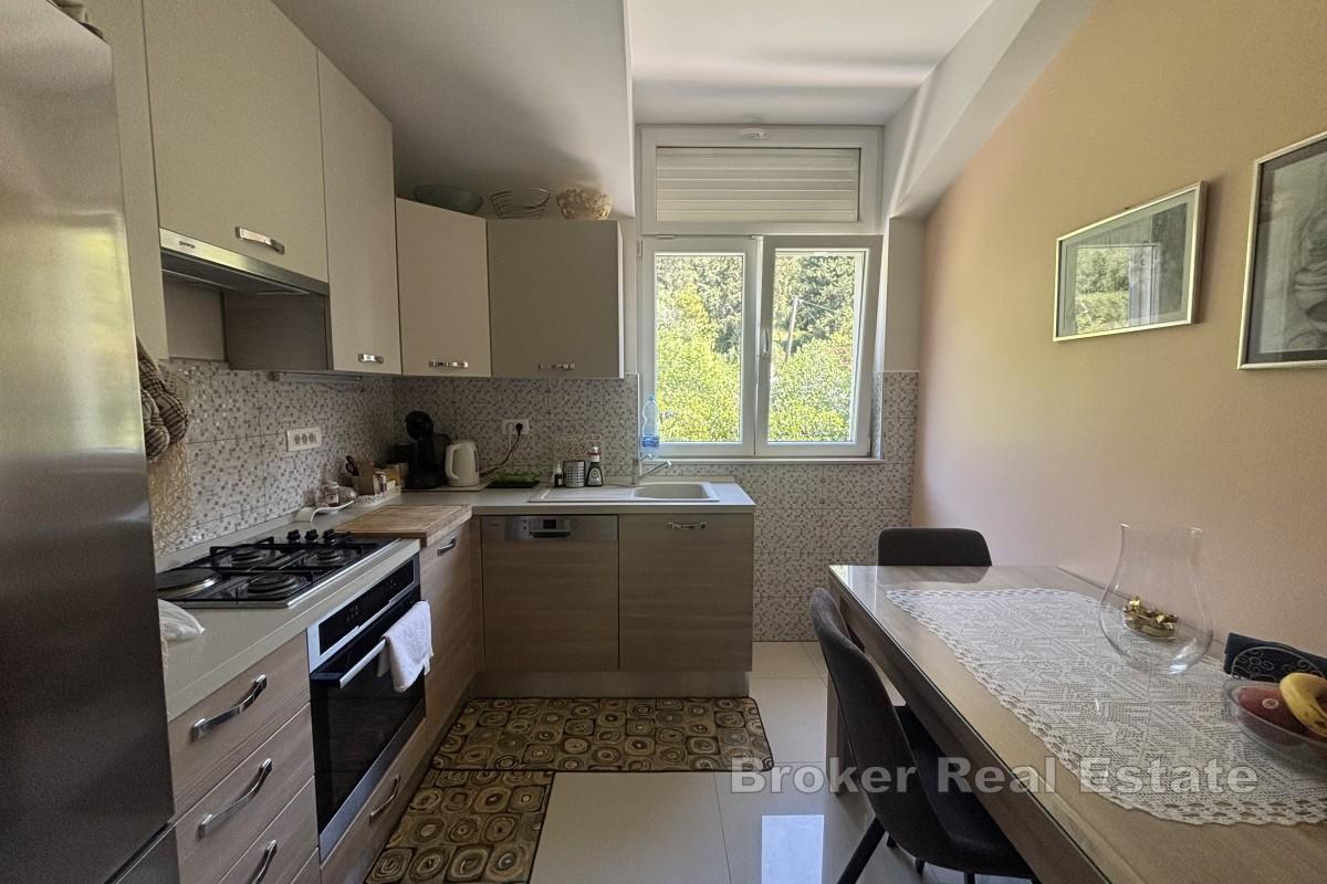 Appartamento trilocale arredato in stile moderno con vista mare