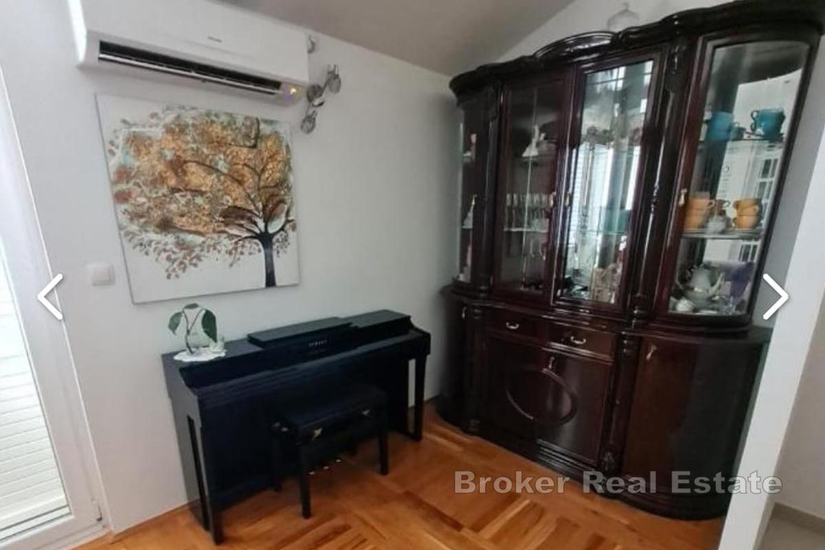 Современно оформленная трехкомнатная квартира с видом на море