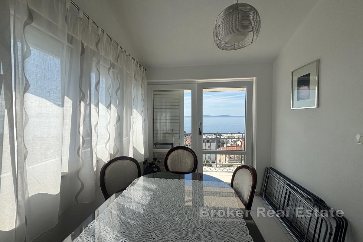 Appartamento trilocale arredato in stile moderno con vista mare