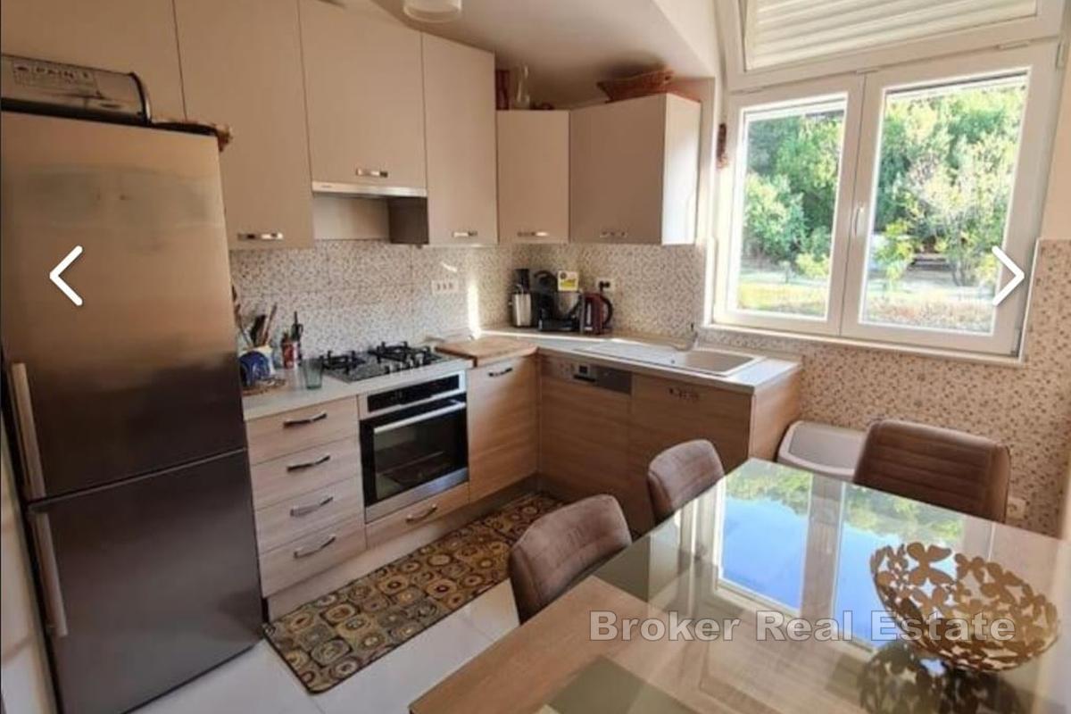 Современно оформленная трехкомнатная квартира с видом на море