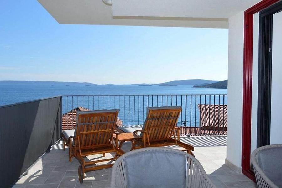 Superbe appartement penthouse au design moderne offrant une vue panoramique sur la mer
