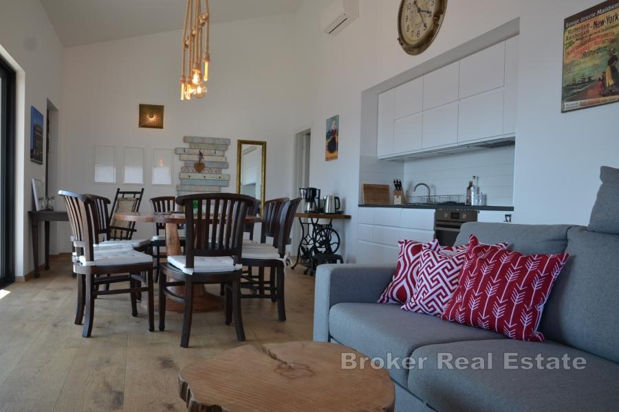 Utmärkt takvåning med modern design med panoramautsikt över havet