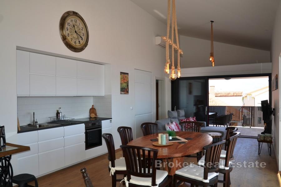 Utmärkt takvåning med modern design med panoramautsikt över havet