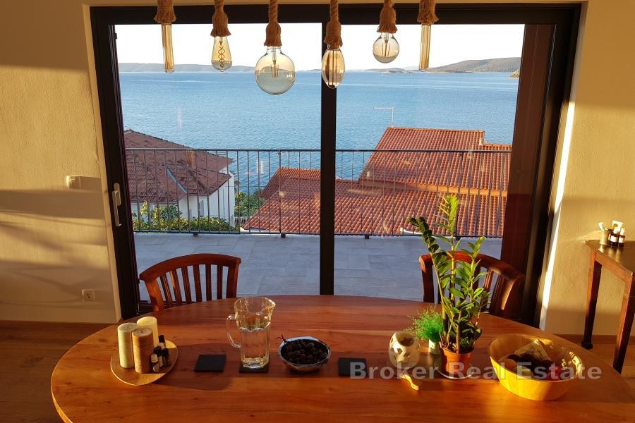 Utmärkt takvåning med modern design med panoramautsikt över havet