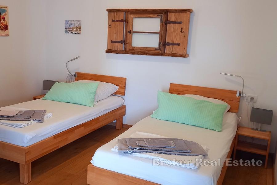 Utmärkt takvåning med modern design med panoramautsikt över havet