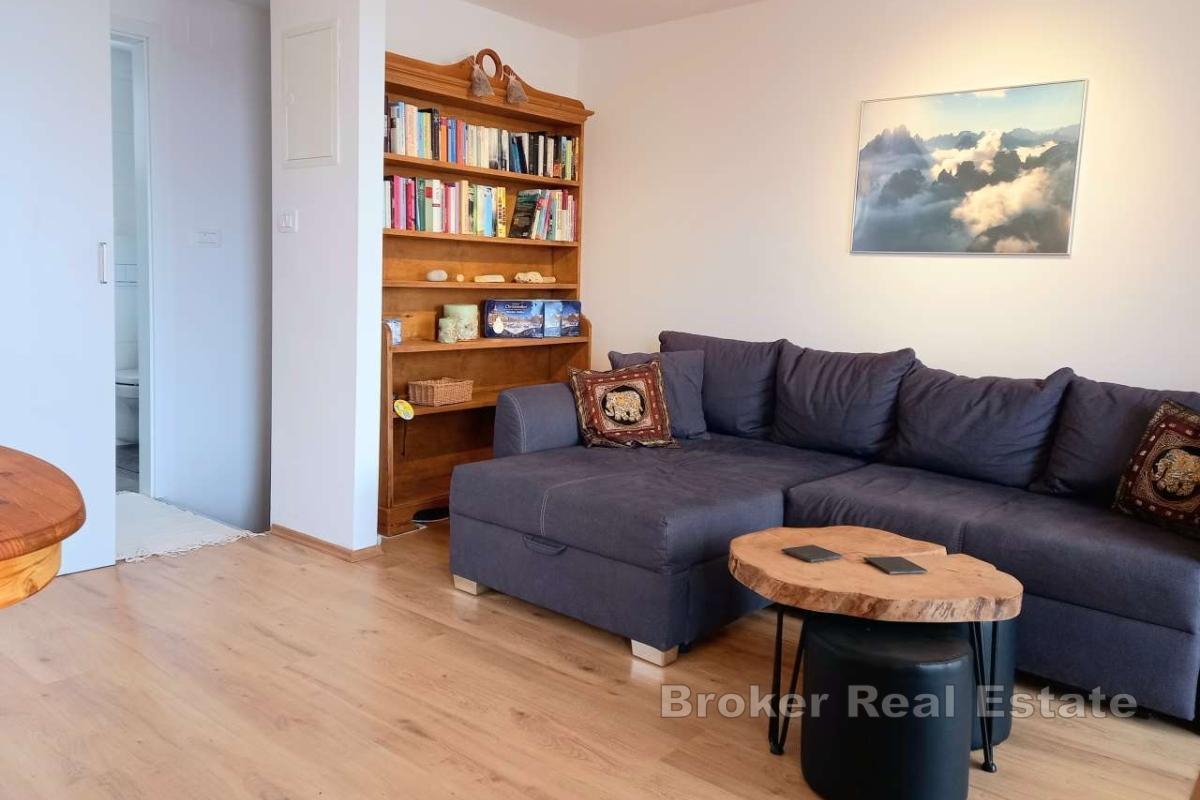 Dwupiętrowy dom w zabudowie bliźniaczej z basenem i widokiem na morze