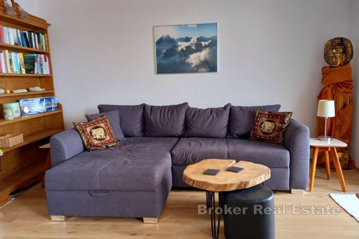 Dwupiętrowy dom w zabudowie bliźniaczej z basenem i widokiem na morze