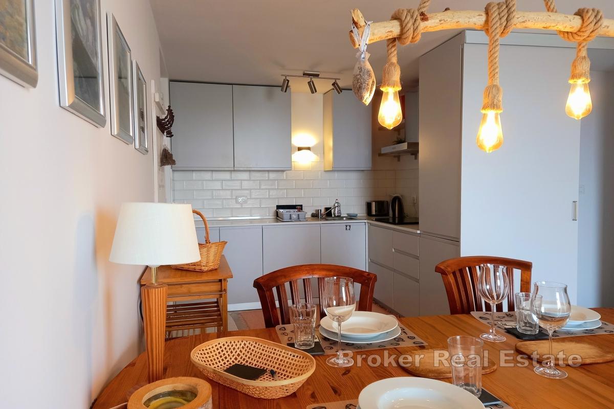 Dwupiętrowy dom w zabudowie bliźniaczej z basenem i widokiem na morze