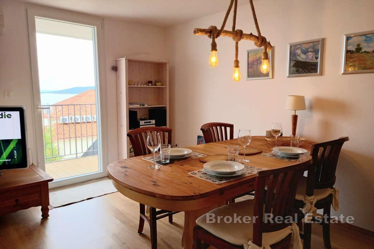 Dwupiętrowy dom w zabudowie bliźniaczej z basenem i widokiem na morze