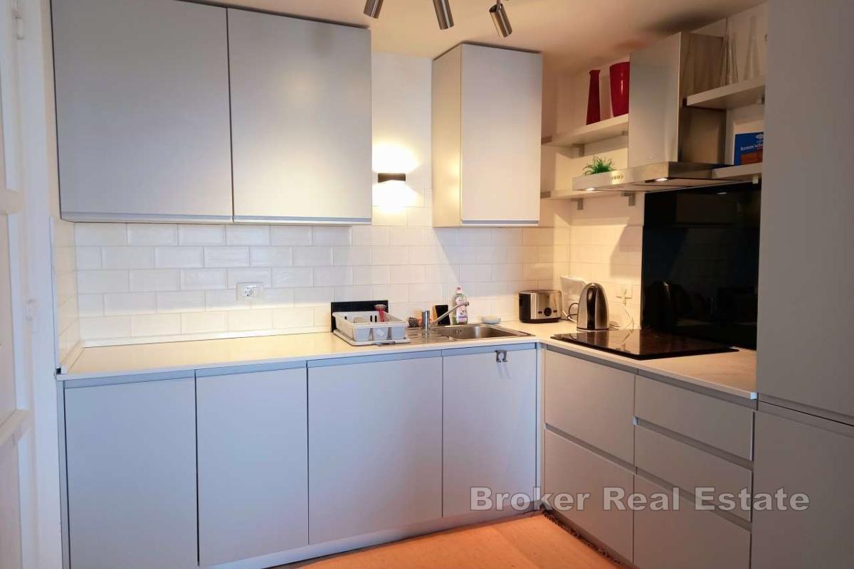 Dwupiętrowy dom w zabudowie bliźniaczej z basenem i widokiem na morze