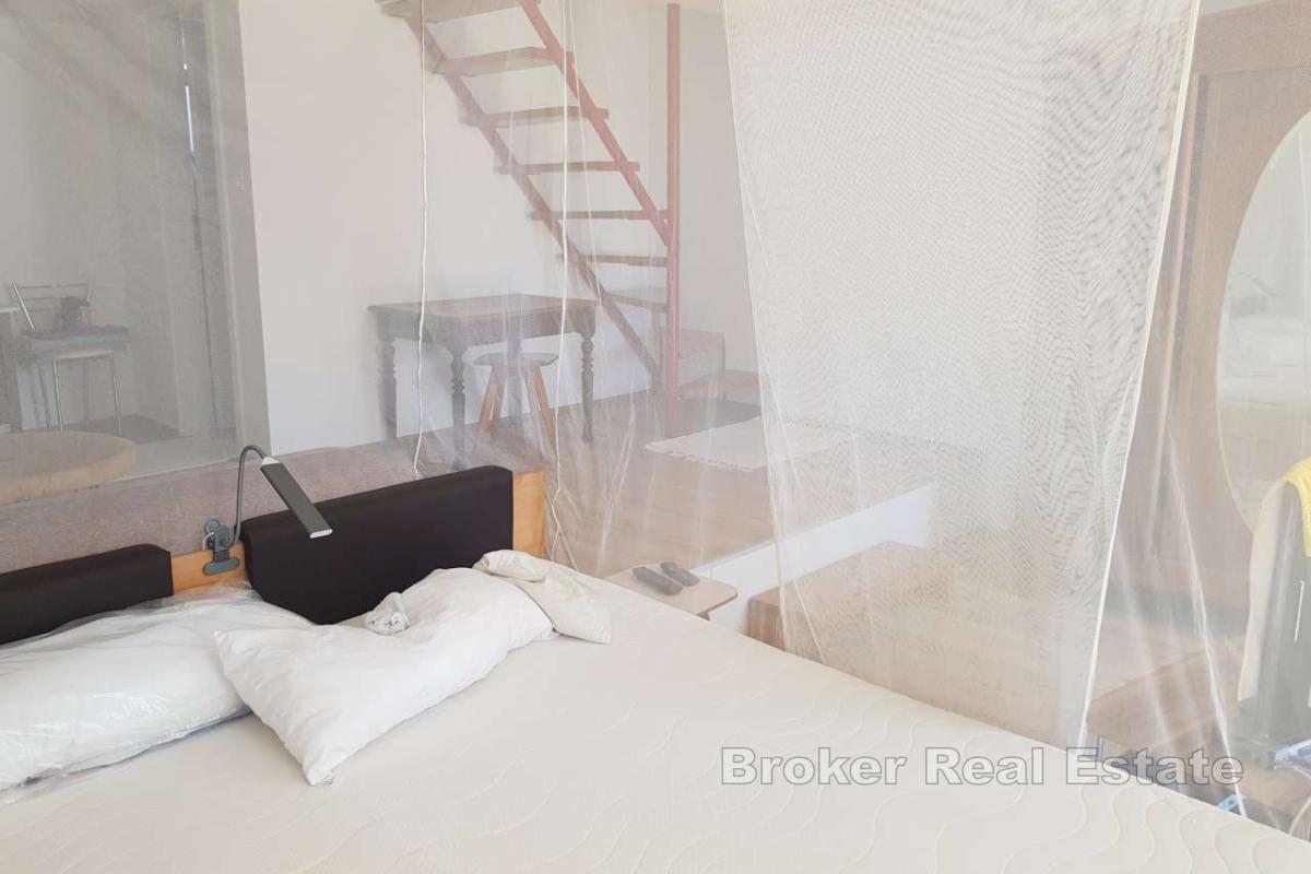 Dwupiętrowy dom w zabudowie bliźniaczej z basenem i widokiem na morze