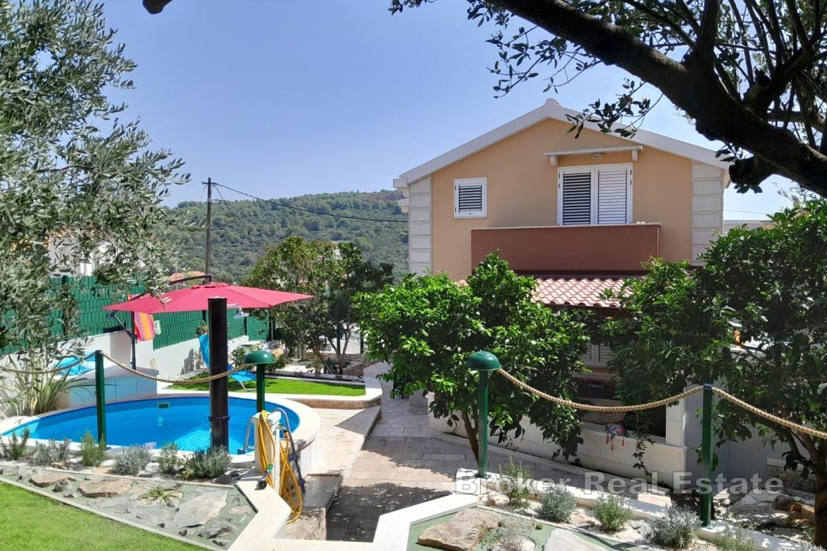 Kuća s dva apartmana i bazenom blizu mora