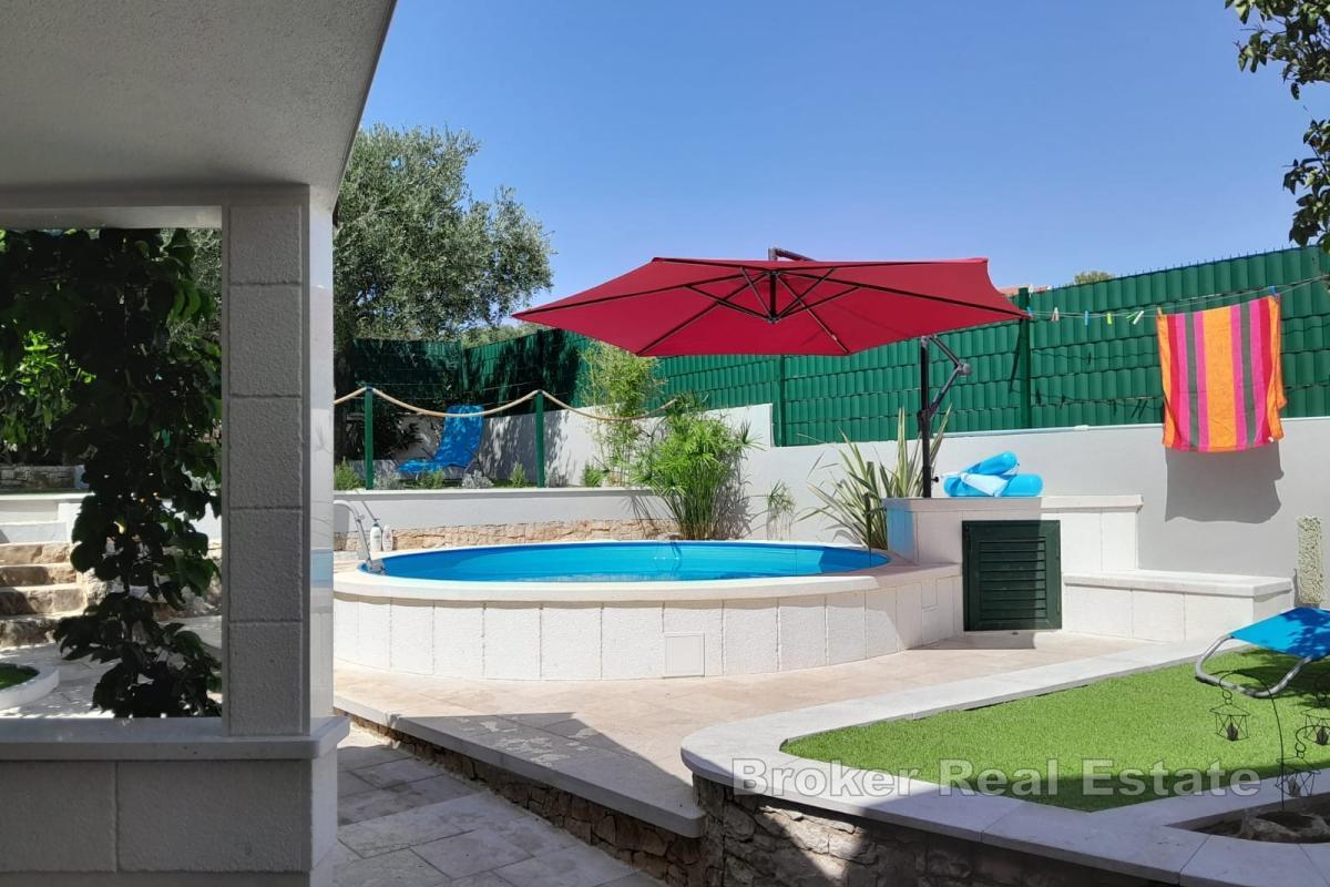 Kuća s dva apartmana i bazenom blizu mora