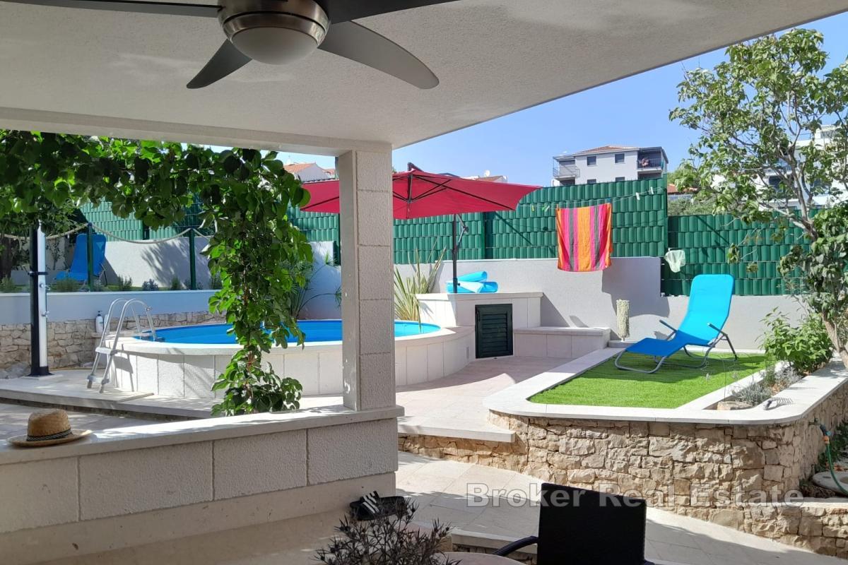 Kuća s dva apartmana i bazenom blizu mora