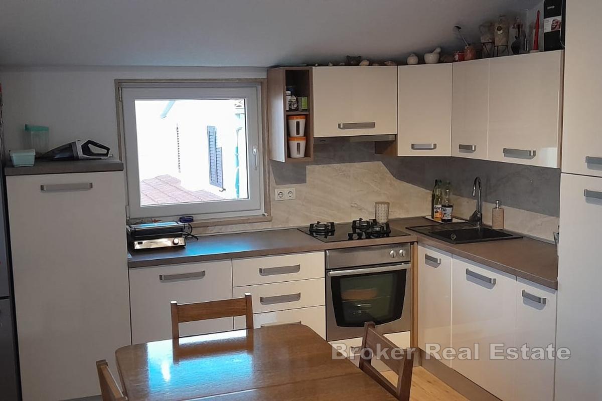 Kuća s dva apartmana i bazenom blizu mora