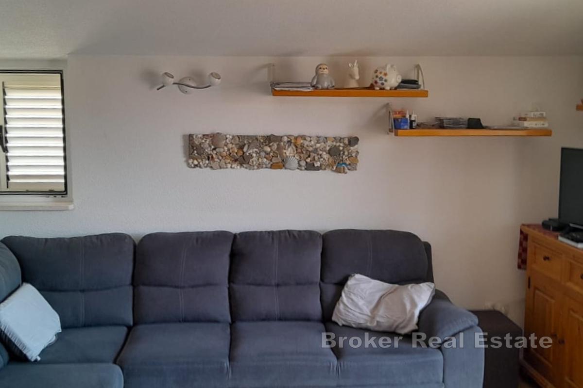 Kuća s dva apartmana i bazenom blizu mora