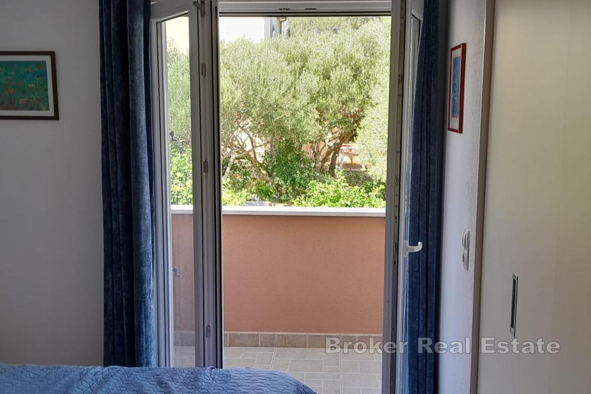 Kuća s dva apartmana i bazenom blizu mora