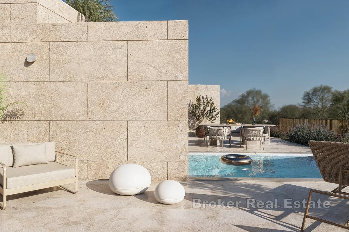 Villa di nuova costruzione con piscina all'interno del complesso