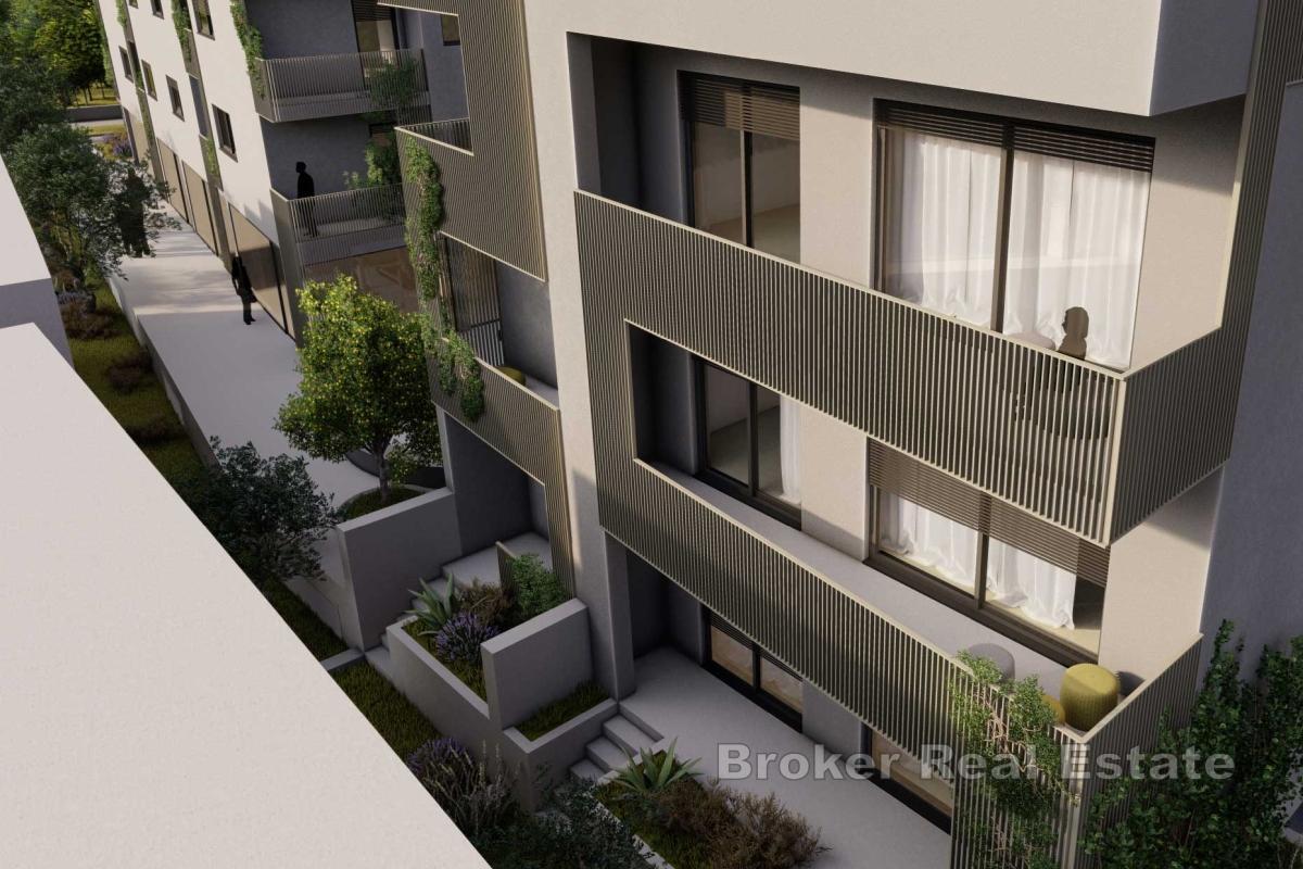 Modern nybyggnad med takterrass och havsutsikt