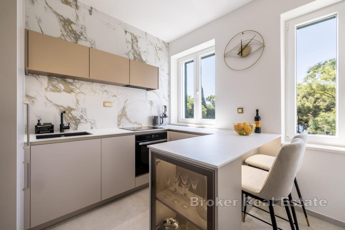 Nowocześnie urządzony apartament z dwiema sypialniami i widokiem na morze
