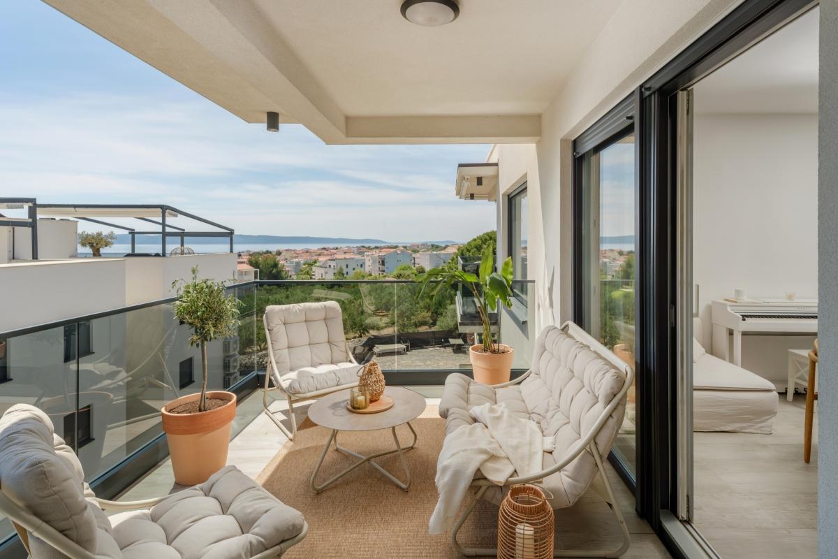 001-2035-425-Ciovo-Modern-penthouse-apartment-with-a-sea-view-for-sale