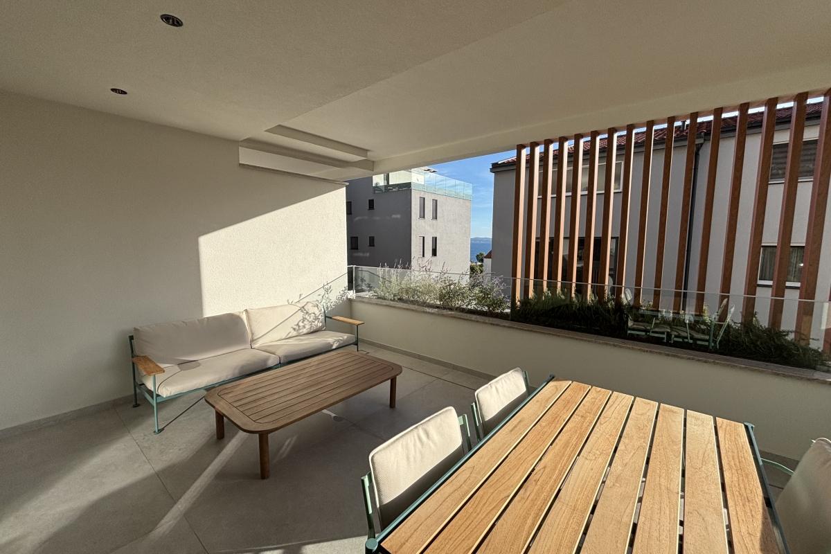 Lussuoso appartamento con ampio spazio esterno e vista mare