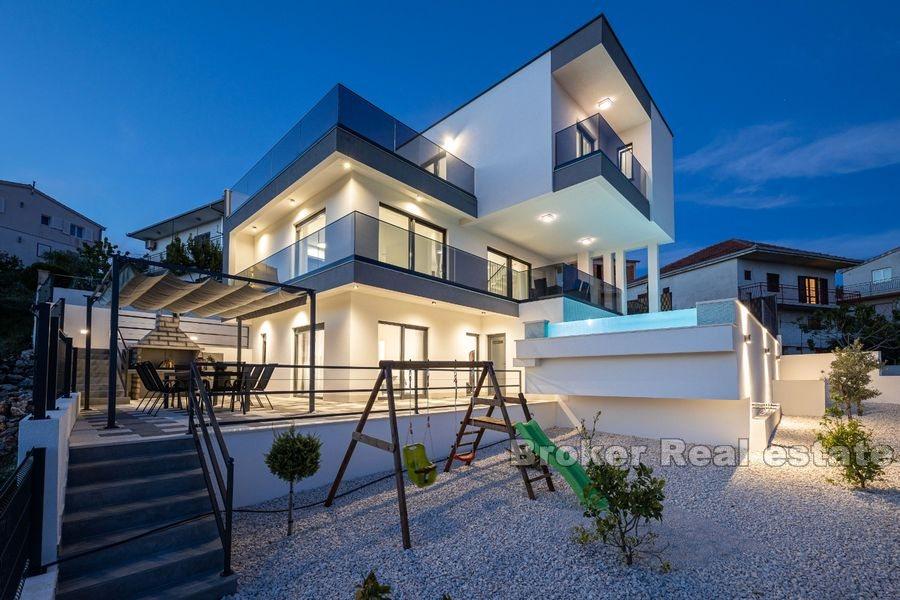 Trogir - Atraktivní vila s bazénem a výhledem na moře