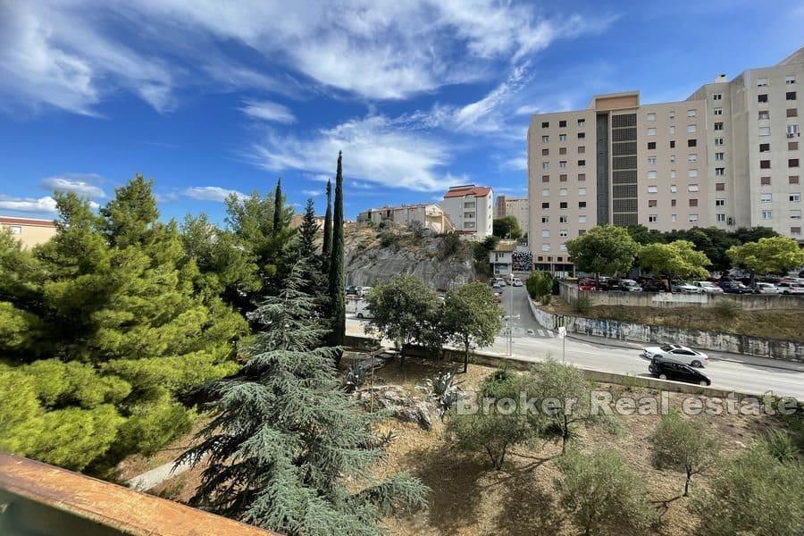 Split - Pujanke, Apartment mit zwei Schlafzimmern zur Renovierung