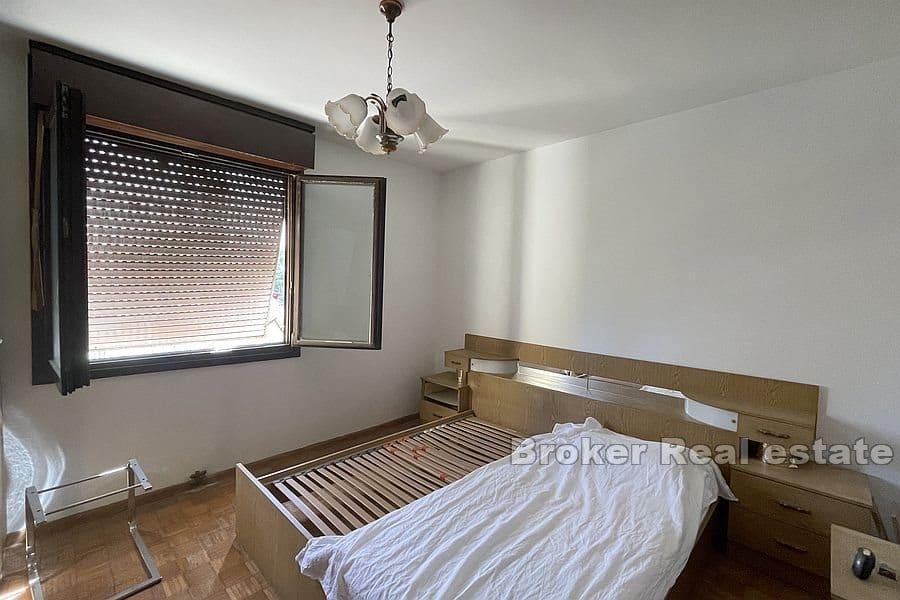 Split - Pujanke, Apartment mit zwei Schlafzimmern zur Renovierung