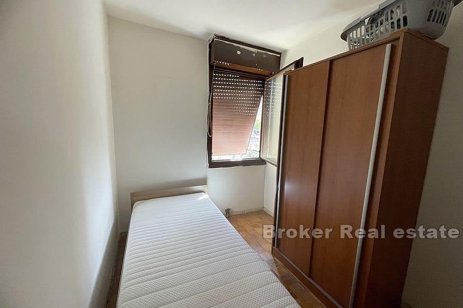 Split - Pujanke, Apartment mit zwei Schlafzimmern zur Renovierung