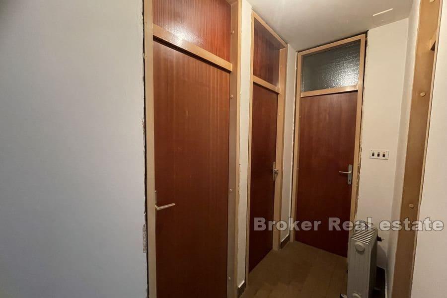 Split - Pujanke, Apartment mit zwei Schlafzimmern zur Renovierung