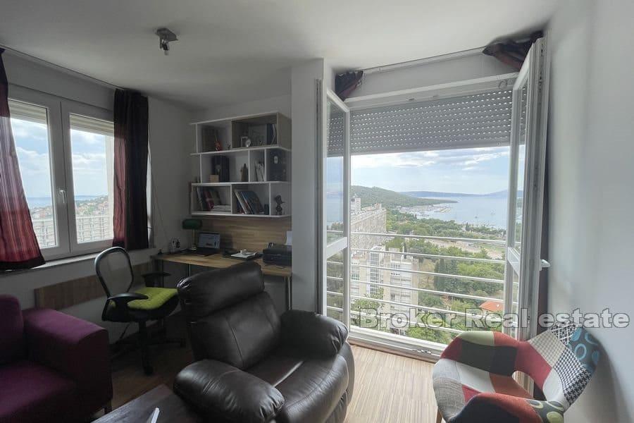 Split - Spinut, appartement de trois chambres avec vue sur la mer