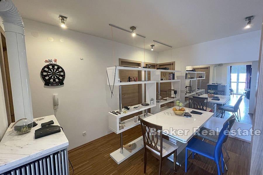 Split - Spinut, appartement de trois chambres avec vue sur la mer