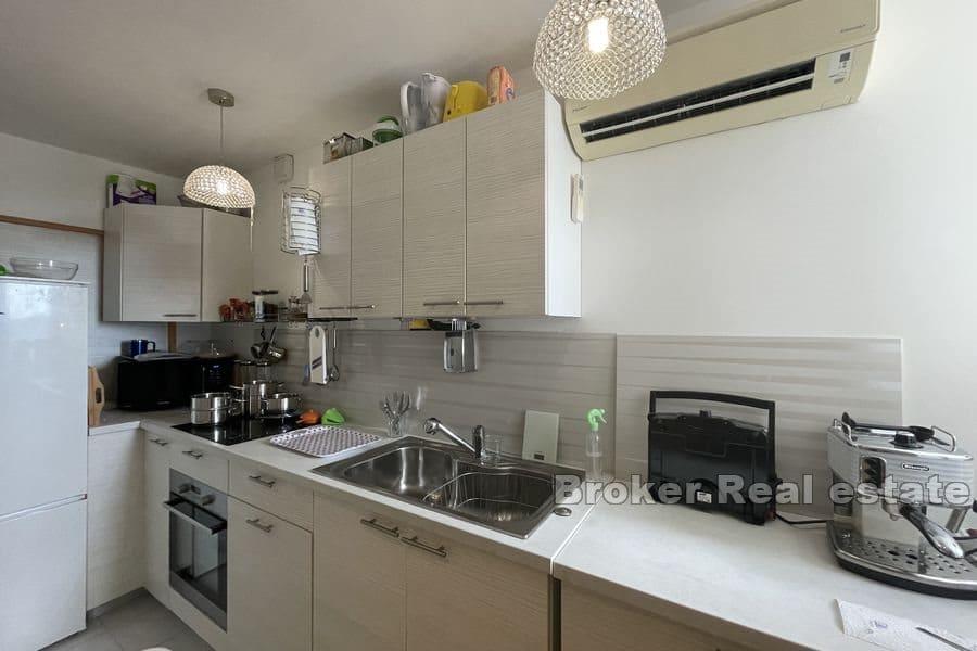 Split - Spinut, appartement de trois chambres avec vue sur la mer
