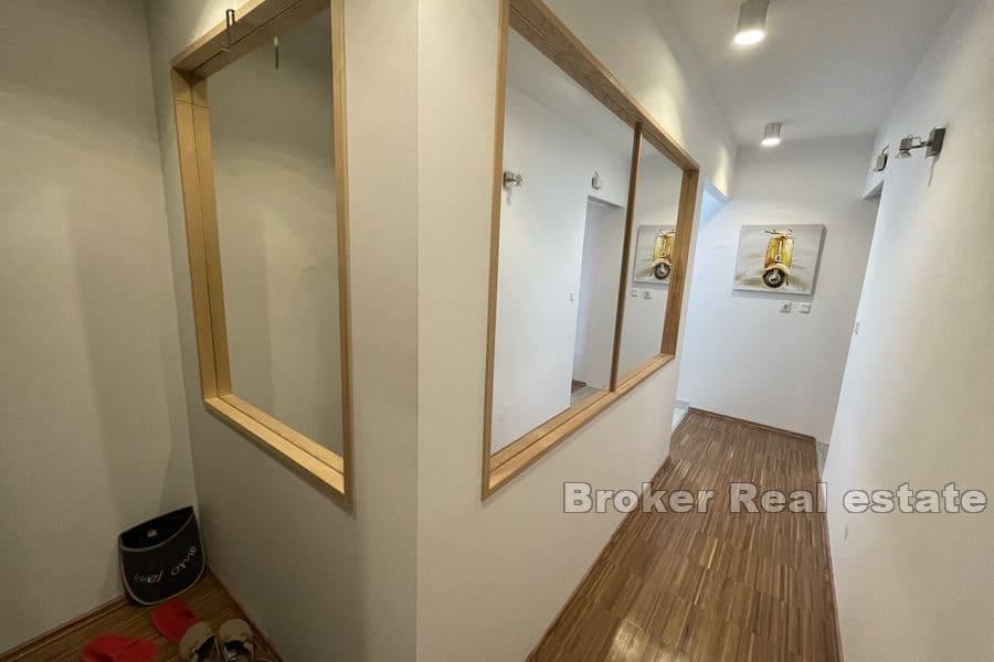Split - Spinut, appartement de trois chambres avec vue sur la mer