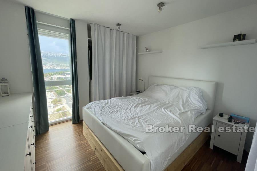 Split - Spinut, appartement de trois chambres avec vue sur la mer