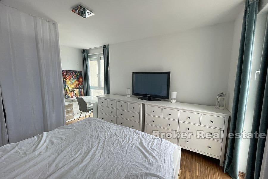 Split - Spinut, appartement de trois chambres avec vue sur la mer