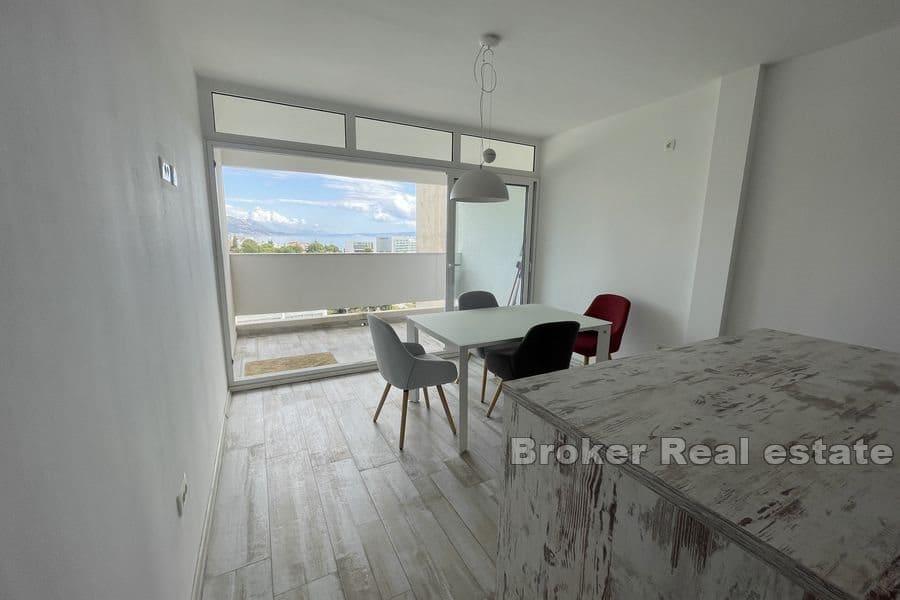 Split - Trstenik, prostorný apartmán s jednou ložnicí