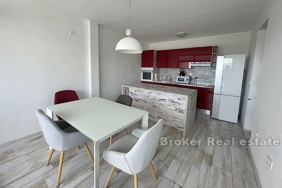 Split - Trstenik, prostorný apartmán s jednou ložnicí