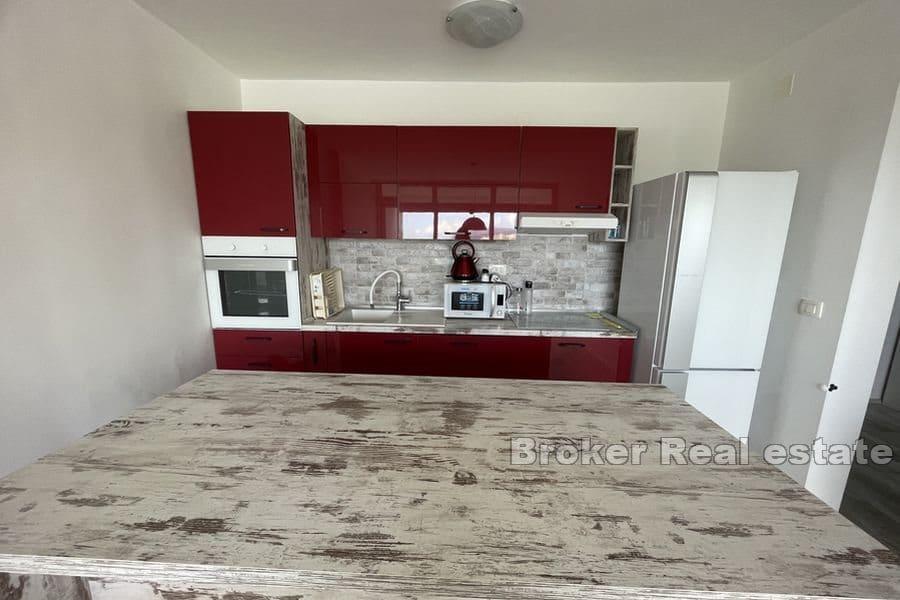 Split - Trstenik, prostorný apartmán s jednou ložnicí