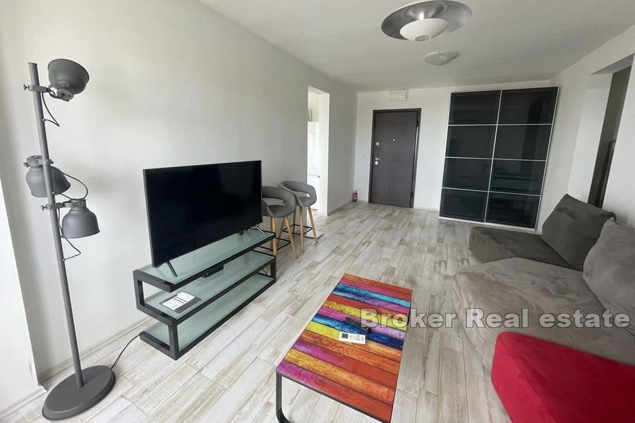 Split - Trstenik, prostorný apartmán s jednou ložnicí