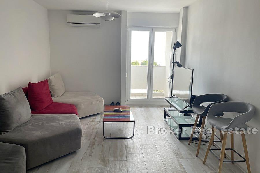 Split - Trstenik, prostorný apartmán s jednou ložnicí