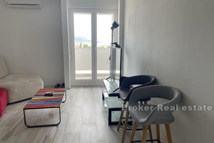 Split - Trstenik, prostorný apartmán s jednou ložnicí
