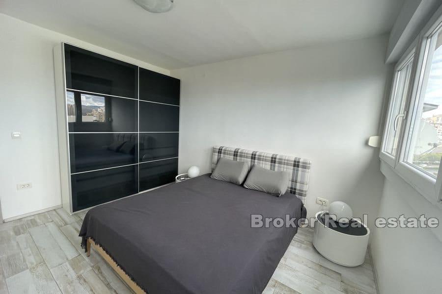 Split - Trstenik, prostorný apartmán s jednou ložnicí