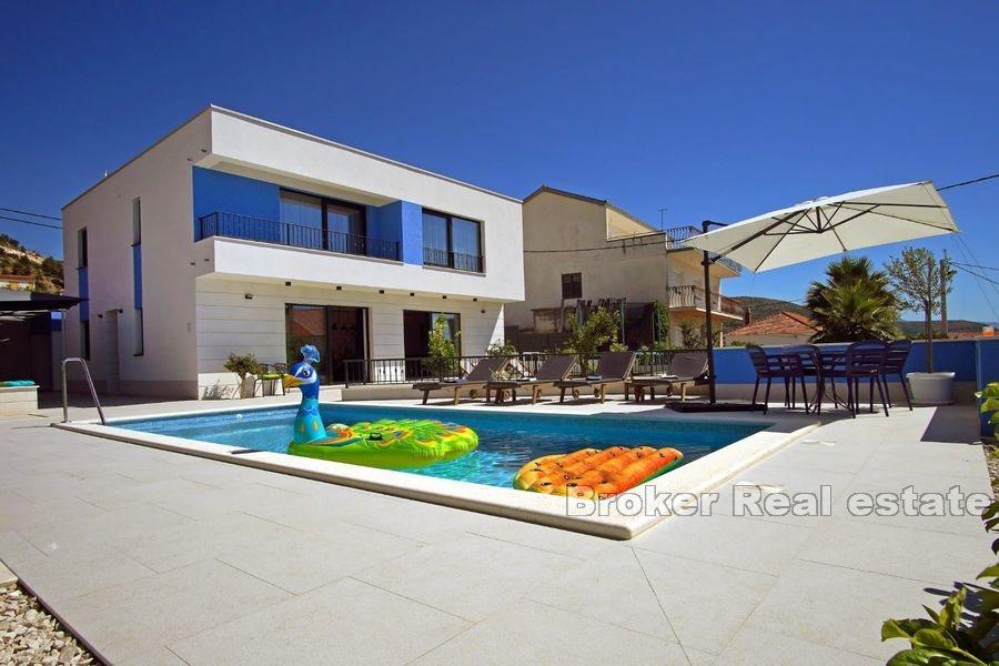 Trogir - Villa impressionnante près de la mer et de la plage